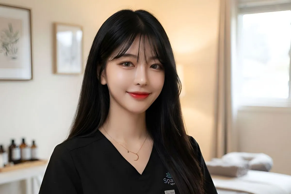 용산출장마사지 관리사가 호텔 객실에 매트를 펴고 타이 코스를 준비하는 모습